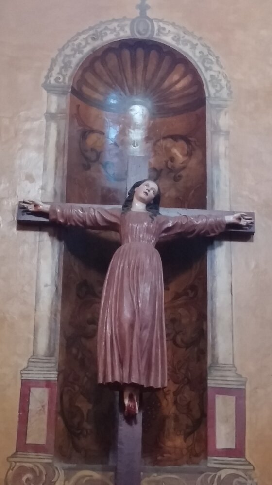 본문 이미지 - 에콰도르 키토 구 시가지의 어느 성당에 걸려있는 마리아 십자가상.ⓒ News1