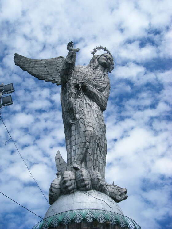 본문 이미지 - 엘 파네시오 언덕의 마리아상. 키토시의 수호성녀(Virgin of Quito)이다.ⓒ News1