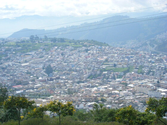 본문 이미지 - 산위에서 내려다 본 에콰도르 키토 시내 전경ⓒ News1