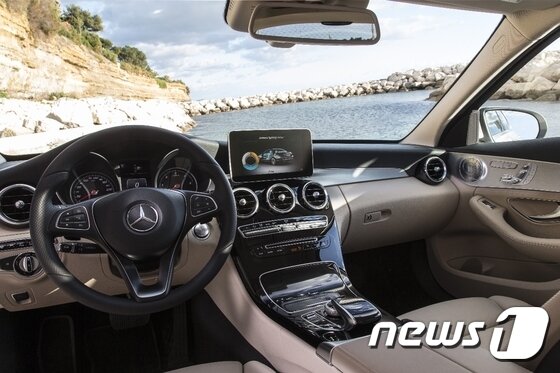 본문 이미지 - 메르세데스-벤츠 C220 블루텍 익스클루시브 실내모습(벤츠코리아 제공)ⓒ News1