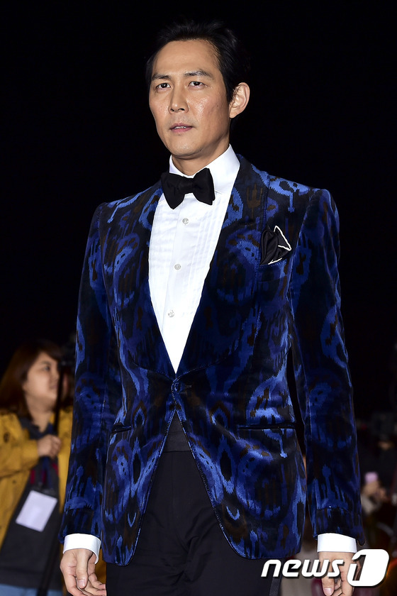 (서울=뉴스1스포츠) 김진환 기자 = 배우 이정재가 21일 오후 서울 여의도 KBS홀에서 열린 ‘제51회 대종상영화제’에 참석하기 위해 무대로 입장하고 있다.대종상은 한국 영화의 …