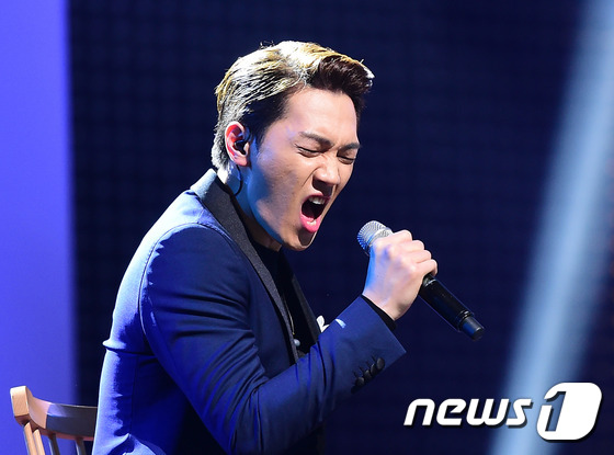 (서울=뉴스1스포츠) 권현진 기자 = 마지막 무대 열정을 불사르며.김필이 21일 밤 서울 동대문구 경희대학교 평화의 전당에서 열린 Mnet '슈퍼스타K6' 생방송 결승전 무대에서 …