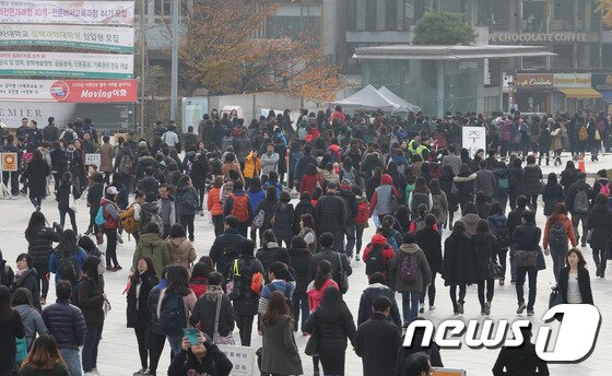 본문 이미지 - 이화여대 2015학년도 수시모집 논술고사가 열린 23일 서울 이화여자대학교 교정에서 시험을 마친 수험생과 학부형들이 고사장을 나오고 있다. 2014.11.23/뉴스1 ⓒ News1 송원영 기자