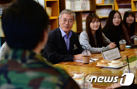 문재인 새정치민주연합 의원이 23일 오후 서울 서교동 인근 한 카페에서 