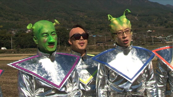 본문 이미지 - &acute;런닝맨&acute; 멤버들이 외게인 분장을 선보인다. ⓒ SBS