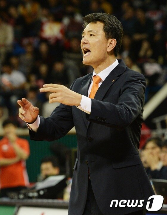 본문 이미지 - 김영만 감독이 이끄는 동부는 10일 삼산월드체육관에서 열린 2014~15 KCC 프로농구 전자랜드와의 경기에서 치열한 다툼을 벌인 끝에 69-76으로 패했다. 김 감독은 경기 후 수비를 재정비하겠다고 밝혔다. ⓒ News1 DB