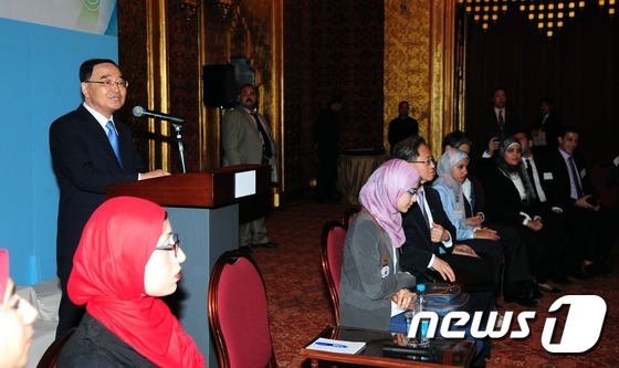 (서울=뉴스1) = 정홍원 국무총리가 23일(현지시각) 이집트 메나 하우스 호텔에서 열린 이집트 아인샴스대학교 한국어학과 학생과의 간담회를 갖고 있다. (국무총리실 제공) 2014 …