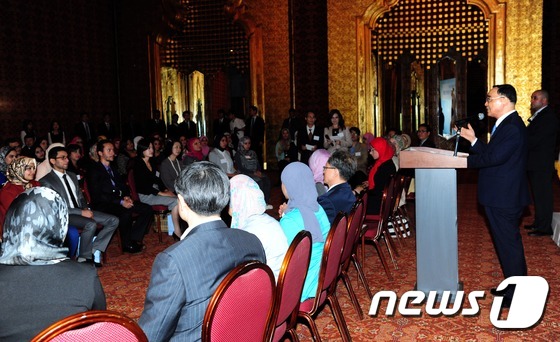 (서울=뉴스1) = 정홍원 국무총리가 23일(현지시각) 이집트 메나 하우스 호텔에서 열린 이집트 아인샴스대학교 한국어학과 학생과의 간담회를 갖고 있다. (국무총리실 제공) 2014 …