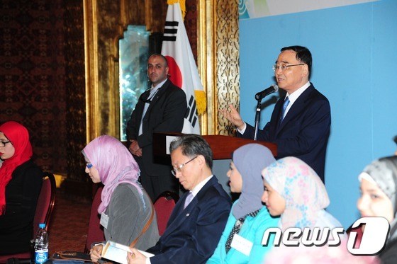 (서울=뉴스1) = 정홍원 국무총리가 23일(현지시각) 이집트 메나 하우스 호텔에서 열린 이집트 아인샴스대학교 한국어학과 학생과의 간담회를 갖고 있다. (국무총리실 제공) 2014 …