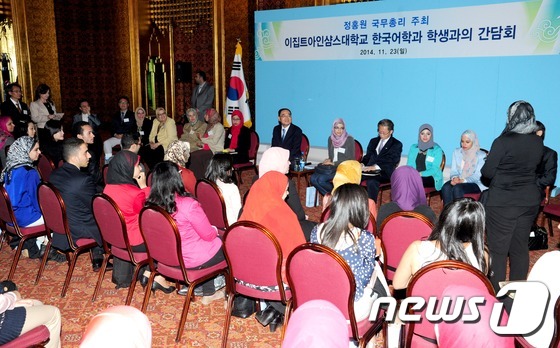 (서울=뉴스1) = 정홍원 국무총리가 23일(현지시각) 이집트 메나 하우스 호텔에서 열린 이집트 아인샴스대학교 한국어학과 학생과의 간담회를 갖고 있다. (국무총리실 제공) 2014 …