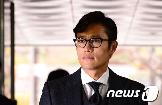 본문 이미지 - 배우 이병헌이 24일 오후 서울 서초구 중앙지법에서 열린 이병헌 협박 혐의로 구속 기소된 그룹 글램의 다희와 모델 이모씨 2차 공판에 앞서 법정으로 들어서고 있다. 앞서 지난달 16일 진행된 첫 공판에서 재판부는 검찰의 의견을 받아들여 이병헌을 증인으로 채택했다. 2014.11.24/뉴스1 ⓒ News1 박지혜 기자