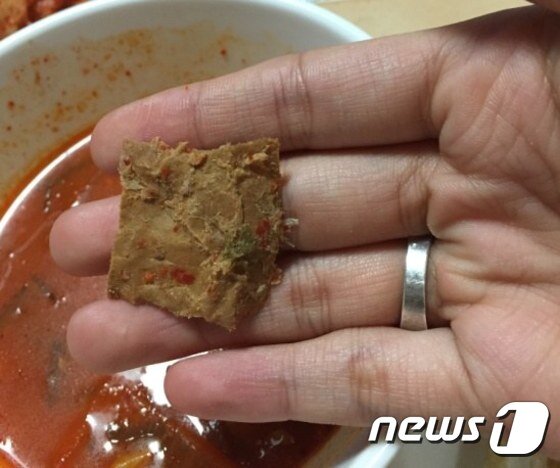 본문 이미지 - 김치찌개를 끓이던 도중 발견된 것으로 알려진 종이 추정 이물질 /사진 = 네이트 ⓒ News1