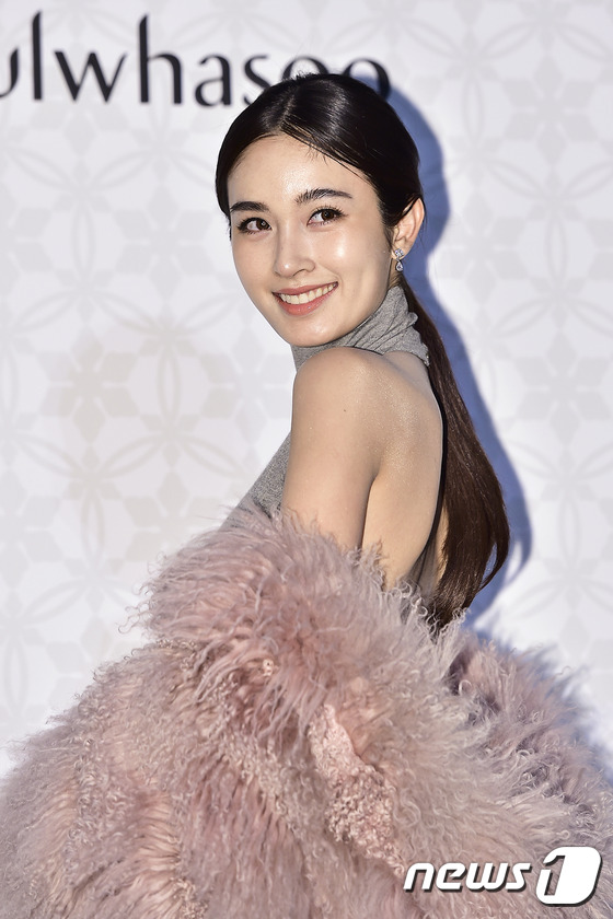 (서울=뉴스1스포츠) 김진환 기자 = ‘한국 남심을 두근두근하게 만드는 미모를 뽐내며~’ 태국 배우 뽀이 트리차다가 24일 오후 서울 강남구 신사동 설화수 갤러리에서 열린 설화문화 …