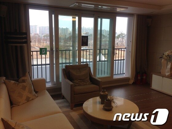 본문 이미지 -  &#39;e편한세상 캐널시티&#39; 유니트 거실 전경 /사진=최동순 기자 ⓒ News1