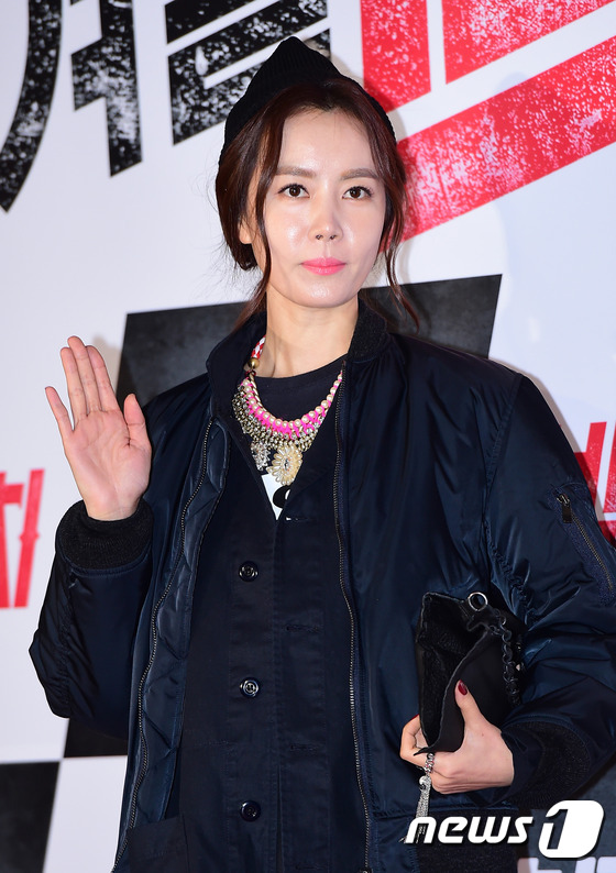 (서울=뉴스1스포츠) 권현진 기자 = 블링 블링 아기 피부.'정우 여친' 배우 김유미가 24일 오후 서울 CGV 왕십리에서 열린 영화 '빅매치'(감독 최호) VIP 시사회에 참석해 …