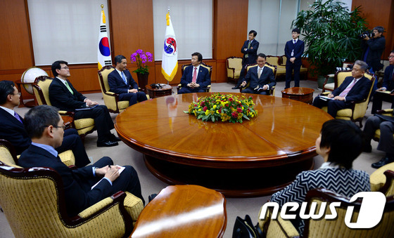 윤병세 장관, 외교부 방문한 렁춘잉 홍콩 행정수반 접견