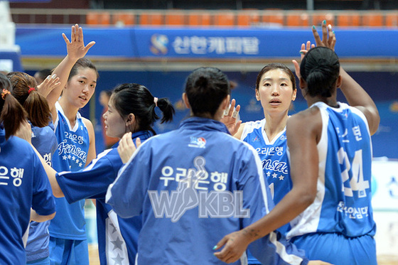 우리은행은 26일 인천 도원체육관에서 열린 신한은행과의 경기에서 67-51로 승리를 챙기고 단독 선두를 유지했다. © 뉴스1스포츠 / WKBL 제공