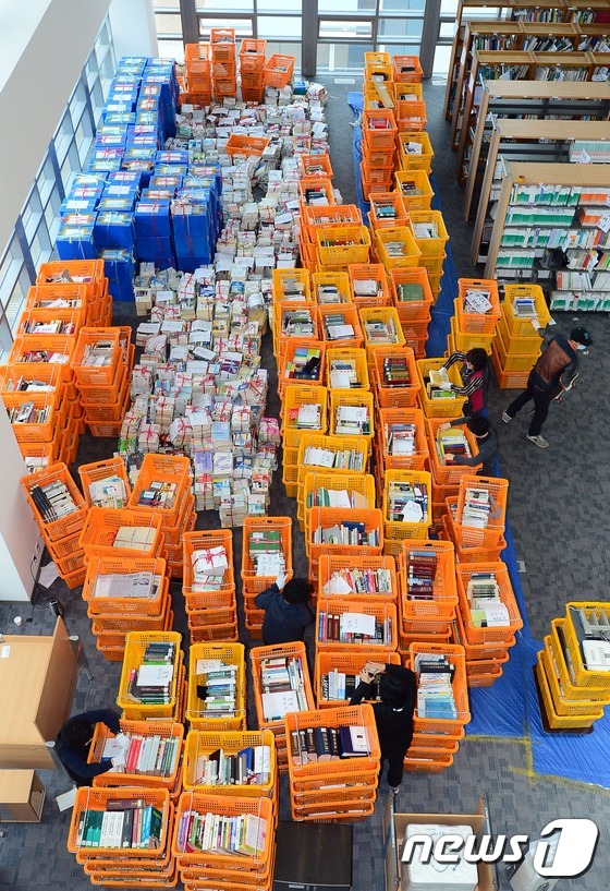 (세종=뉴스1) 장수영 기자 = 28일 세종시 반곡동 국책연구단지청사에서 관계자들이 이전된 짐을 정리하고 있다.국책연구단지청사에는 산업연구원, 한국직업능력개발원 등 11개 국책기관 …