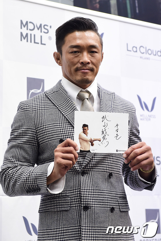 (서울=뉴스1스포츠) 김진환 기자 = 추성훈과 아키야마 요시히로. 격투기 선수 추성훈이 28일 서울 강남구 역삼동 카페 드 바디프랜드에서 열린 오픈 기념 팬 사인회에서 사인지를 들 …