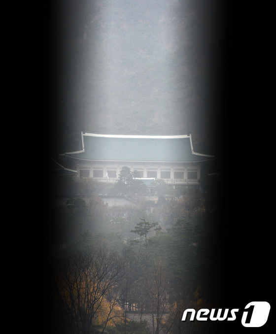 (서울=뉴스1) 한재호 기자 = 전국적으로 겨울비가 내린 28일 청와대가 짙은 안개에 휩싸여 있다. 이날 '박근혜 대통령의 비선라인으로 지목된 정윤회씨가 박 대통령의 핵심 측근인 …