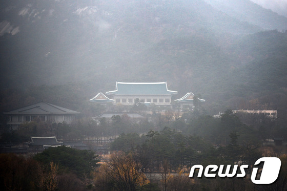 전국적으로 겨울비가 내린 지난달 28일 청와대가 짙은 안개에 휩싸여 있다. 2014.11.28/뉴스1 © News1 한재호 기자