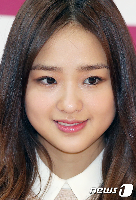 (서울=뉴스1) 오대일 기자 = '체조요정' 손연재가 28일 서울 강남구 청담동 LG전자 베스트샵 강남본점에서 열린 오픈 2주년 기념 팬사인회에서 포즈를 취하고 있다. 2014.1 …