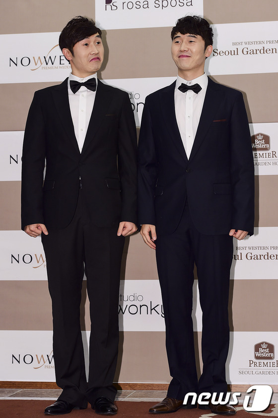 (서울=뉴스1스포츠) 김진환 기자 = 결혼식장에서도 멈추지 않는 개그본능~  쌍둥이 개그맨 이상호와 이상민(오른쪽)이 28일 오후 서울 마포구 베스트웨스턴 서울가든호텔에서 열린 개 …
