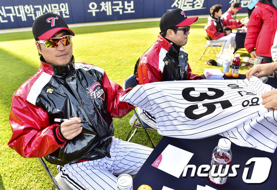 (서울=뉴스1스포츠) 김진환 기자 = 사인 할 준비 완료~LG트윈스 이진영이 29일 오후 서울 송파구 잠실야구장에서 열린 ‘2014 LG트윈스 러브페스티벌’에서 사인을 하고 있다. …