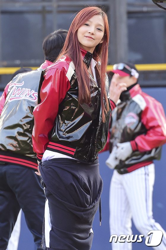 (서울=뉴스1스포츠) 김진환 기자 = 오늘 공연 기대하세요~LG트윈스 치어리더 강윤이가 29일 오후 서울 송파구 잠실야구장에서 열린 ‘2014 LG트윈스 러브페스티벌’에서 환하게 …