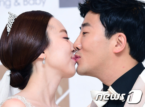 (서울=뉴스1스포츠) 권현진 기자 = 달달한 키스.개그맨 이동엽이 30일 오후 서울 청담동 리베라 호텔에서 8살 연하 피아노 학원 강사와 결혼식을 올리기 전 예비신부와 달달한 입맞 …