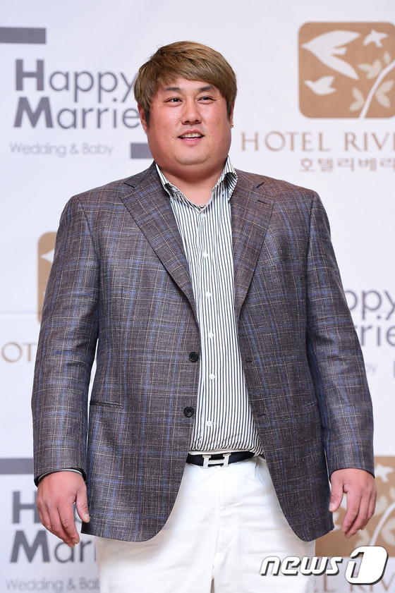 (서울=뉴스1스포츠) 권현진 기자 = 이동엽 결혼식 참석.야구 선수 최준석이 30일 오후 서울 청담동 리베라 호텔에서 열린 개그맨 이동엽 결혼식에 참석해 두 사람의 앞날을 축복하고 …