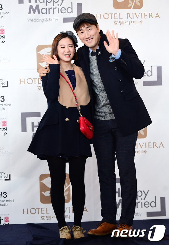 (서울=뉴스1스포츠) 권현진 기자 = 개그맨 황영진이 30일 오후 서울 청담동 리베라 호텔에서 열린 개그맨 이동엽 결혼식에 임신한 아내와 함깨 참석해 포즈를 취하고 있다.