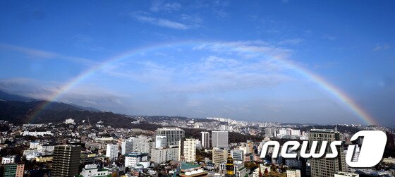 본문 이미지 - 30일 오후 맑개 갠 서울 하늘에 무지개가 떴다. 2014.11.30/뉴스1 ⓒ News1 이종덕 기자