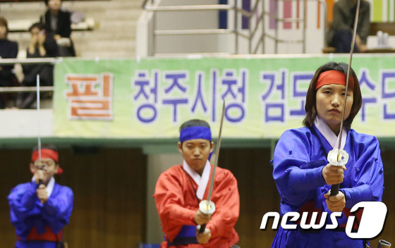 (서울=뉴스1) 송원영 기자 = 30일 서울 마포구 홍익체육관에서 열린 \'제36회 전국 일반검도선수권 대회\'에서 초당대학교 검도학과 학생들이 조선세법 공개연무 시범을 하고 있다 …
