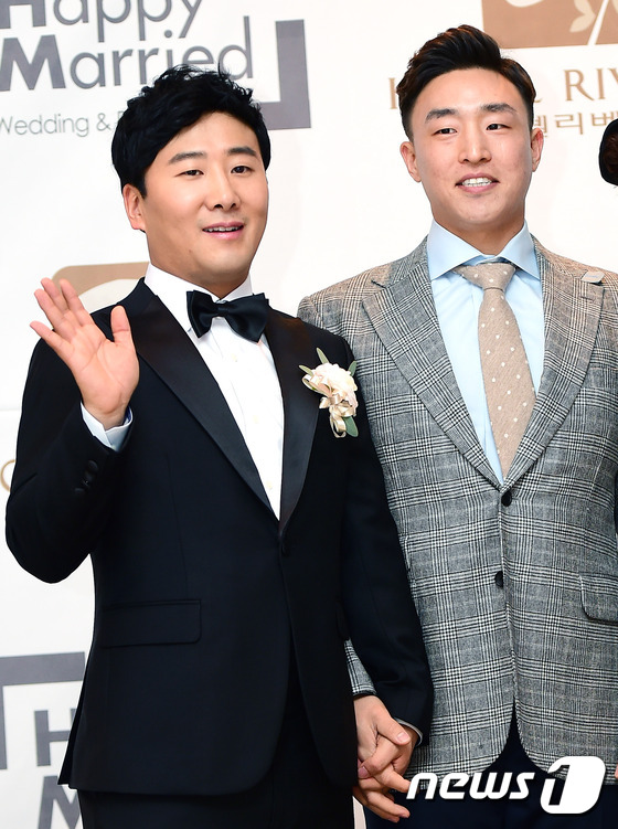 (서울=뉴스1스포츠) 권현진 기자 = 야구 선수 손아섭(오른쪽)이 30일 오후 서울 청담동 리베라 호텔에서 열린 개그맨 이동엽 결혼식에 참석해 두 사람의 앞날을 축복하고 있다.