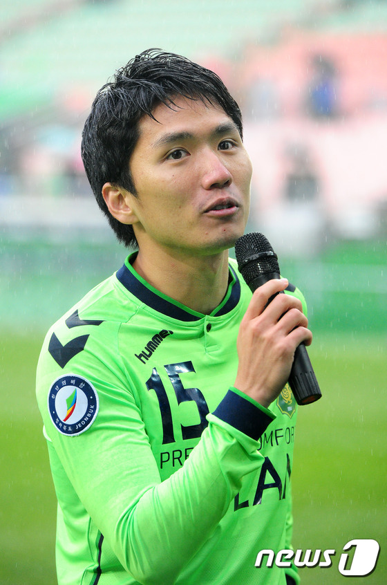 (전주=뉴스1) 김대웅 기자 = 30일 오후 전북 전주월드컵경기장에서 열린 \'현대오일뱅크 K리그 클래식\' 38라운드 전북현대와 울산 현대와의 경기에서 군입대를 앞둔 전북현대 정 …