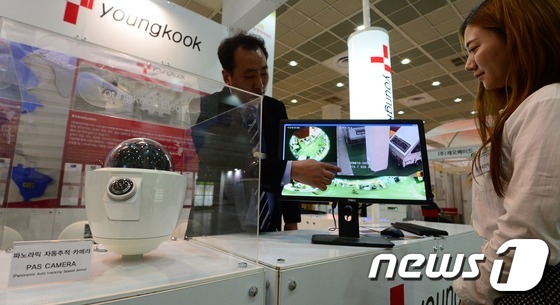 (서울=뉴스1) 양동욱 기자 = 30일 서울 강남구 삼성동 코엑스에서 열리고 있는 2014 대한민국지식재산대전에서 관람객들이 발명특허대전 1등을 차지한 파노라믹 자동추적 카메라를 …