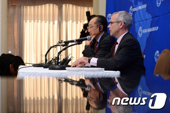 (서울=뉴스1) 한재호 기자 = 김용 세계은행 총재가 4일 오전 서울 태평로 한국프레스센터에서 열린 기자간담회에서 취재진의 질문을 경청하고 있다. 오른쪽은 존 도넬리 세계은행 커뮤 …