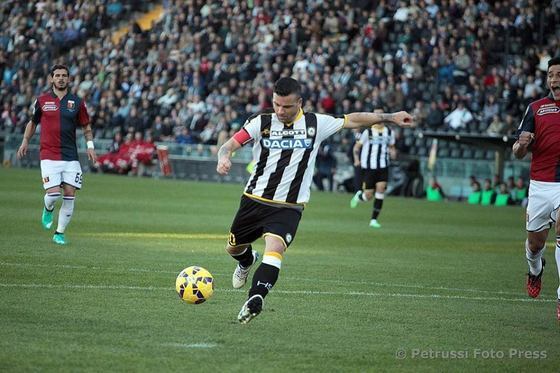 본문 이미지 - 은퇴를 번복한 안토니오 디 나탈레가 올 시즌 11경기에 출전 해 10골을 넣으며 자신의 건재함을 과시하고 있다. ⓒ News1 스포츠/우디네세 페이스북 캡처