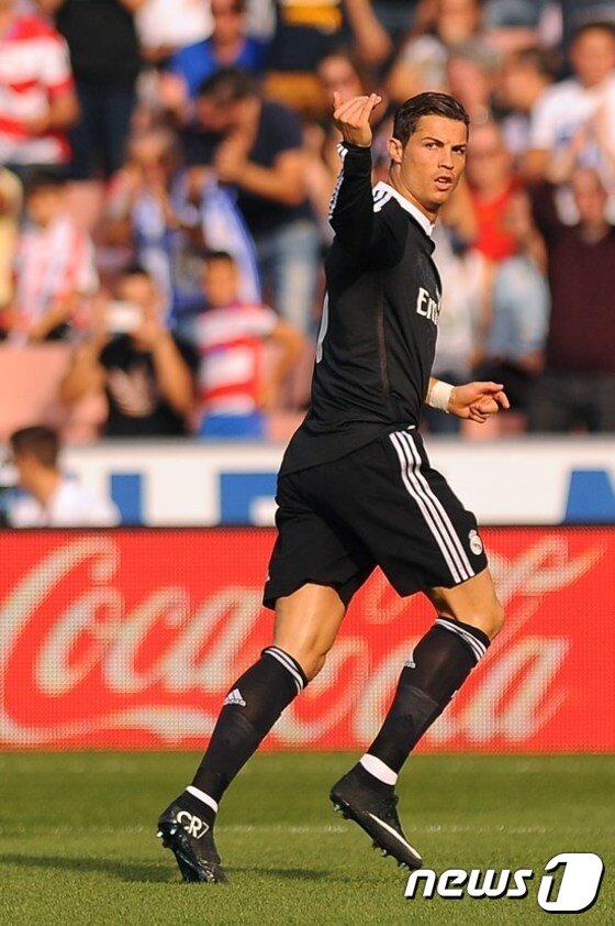 본문 이미지 - 크리스티아누 호날두가 스페인 프리메라리가의 새 역사를 썼다. 개막 후 10경기에서 무려 17골을 터뜨렸다. ⓒ AFP=News1