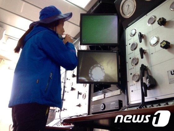 본문 이미지 - 국립해양문화재연구소 이지희 연구원이 바닷 속 강대훈 잠수반장과 통신으로 대화를 나누고 있다.ⓒ News1