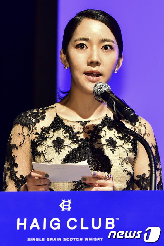 (서울=뉴스1스포츠) 김진환 기자 = 배우 이범수의 부인이자 통역사인 이윤지가 5일 오후 서울 하얏트 호텔에서 열린 디아지오 코리아 싱글 그레인 위스키 ‘헤이그 클럽’ 국내 출시 …