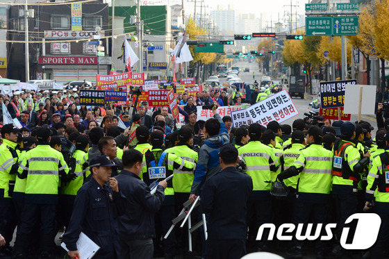 (동두천=뉴스1) 한재호 기자 = 5일 오후 경기도 동두천시 보산동 미2사단 캠프 케이시 앞에서 \'주한미군 잔류 항의 총궐기대회\'를 마친 참가자들이 미군 부대 방면으로 행진을 …