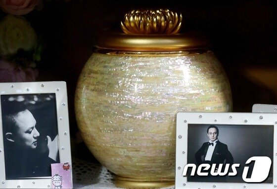 본문 이미지 - 경기 안성시 유토피아 추모관에 안치된 고(故) 신해철씨 유골. ⓒ News1