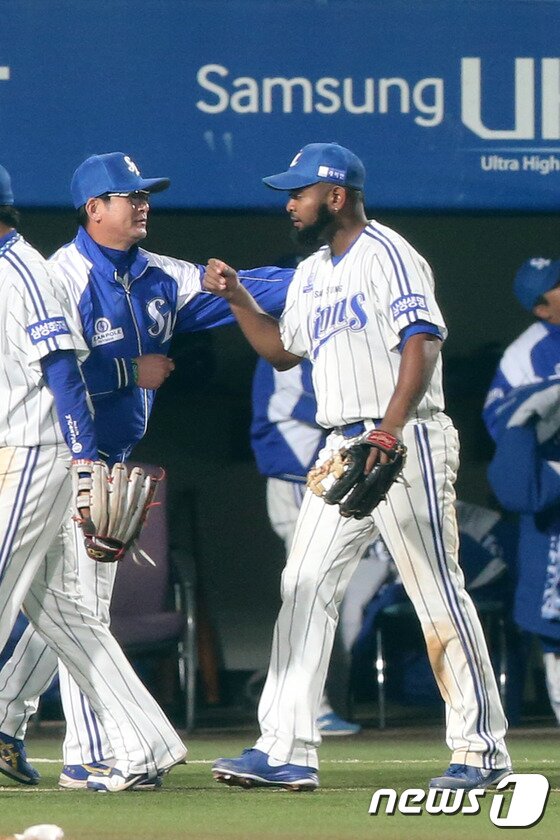 본문 이미지 - 2014 한국야쿠르트 세븐 프로야구 한국시리즈 2차전 삼성 라이온즈와 넥센 히어로즈의 경기에서 류중일 감독이 나바로를 격려하고 있다. /뉴스1 DBⓒ News1 최창호 기자