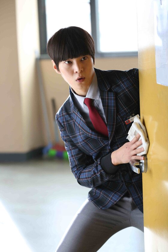 본문 이미지 - 배우 주원이 영화 '패션왕'에서 빵셔틀 우기명 역을 맡아 열연을 펼쳤다. ⓒ NEW 제공