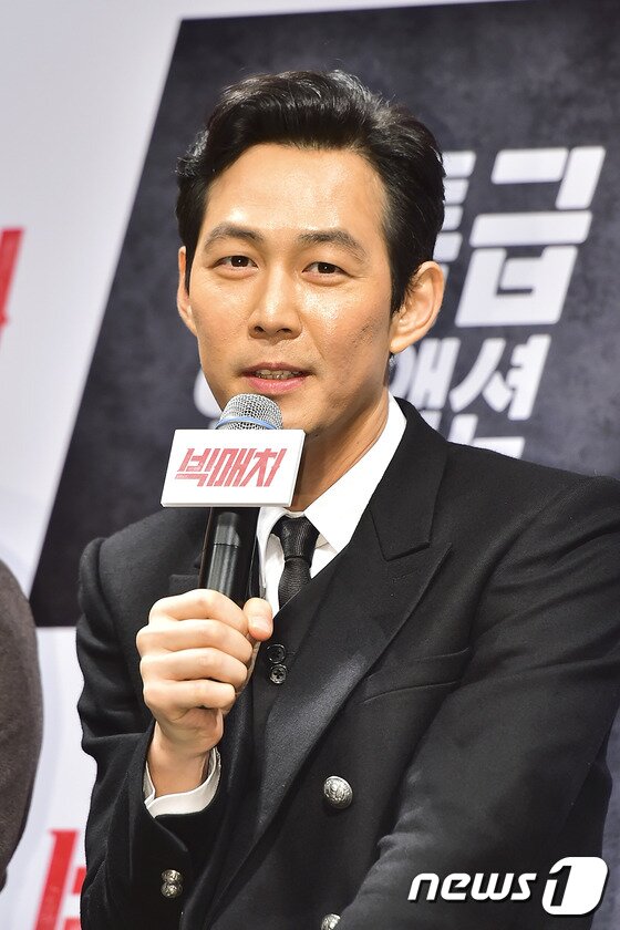 본문 이미지 - 배우 이정재가 6일 오전 서울 CGV 압구정에서 열린 영화 '빅매치'(감독 최호) 제작보고회에서 인사말을 하고 있다. ⓒ News1 스포츠 / 김진환 기자