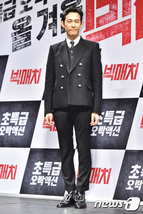 (서울=뉴스1스포츠) 김진환 기자 = 배우 이정재가 6일 오전 서울 CGV 압구정에서 열린 영화 '빅매치'(감독 최호) 제작보고회에서 매력을 발산하고 있다.'빅매치'는 도심 전체를 …