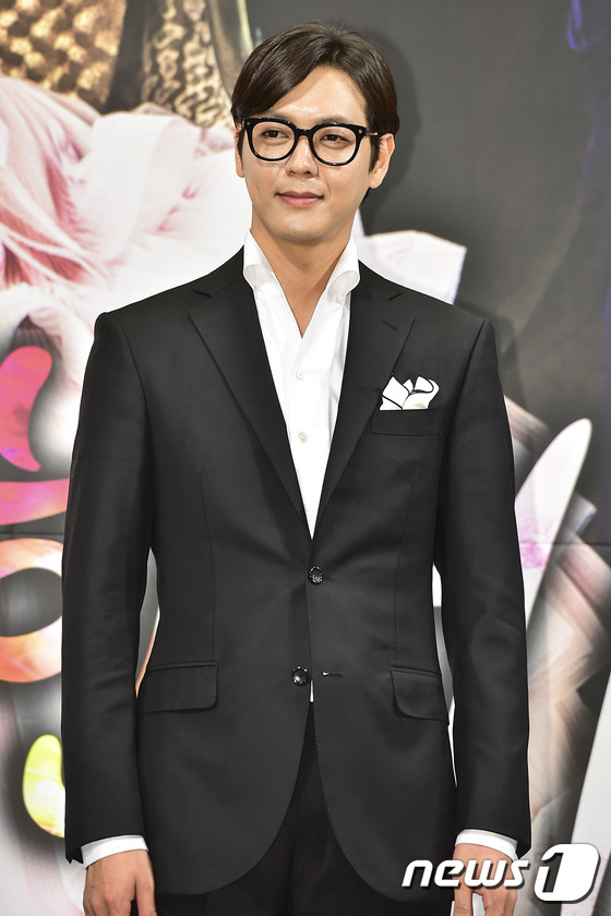 (서울=뉴스1스포츠) 김진환 기자 = 배우 김흥수가 6일 오후 서울 임피리얼팰리스에서 열린 KBS 저녁 일일 드라마 ‘달콤한 비밀’ 제작발표회에 참석해 매력을 발산하고 있다.‘달콤 …
