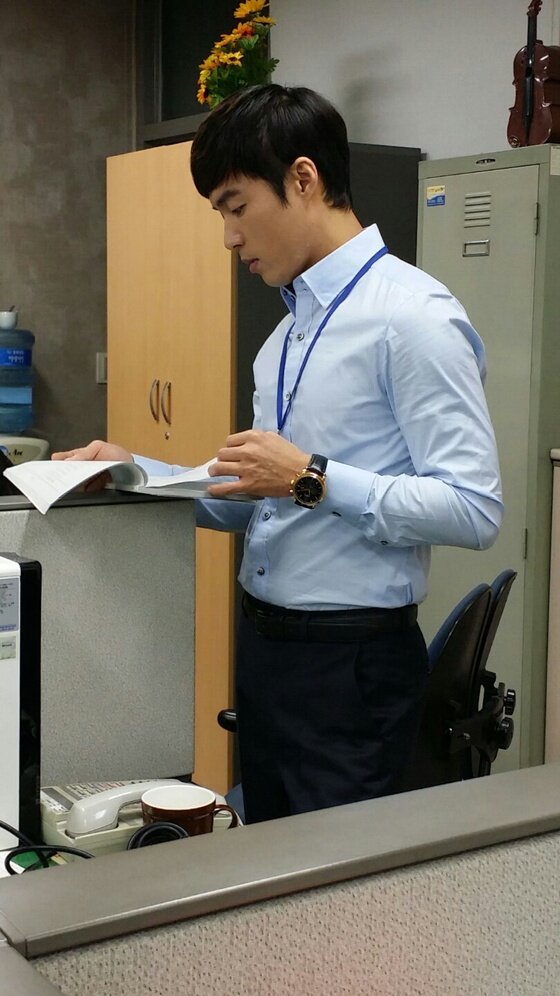 본문 이미지 - 배우 오민석이 &acute;미생&acute; 강대리에 녹아든 모습을 공개했다. ⓒ 제이와이드컴퍼니